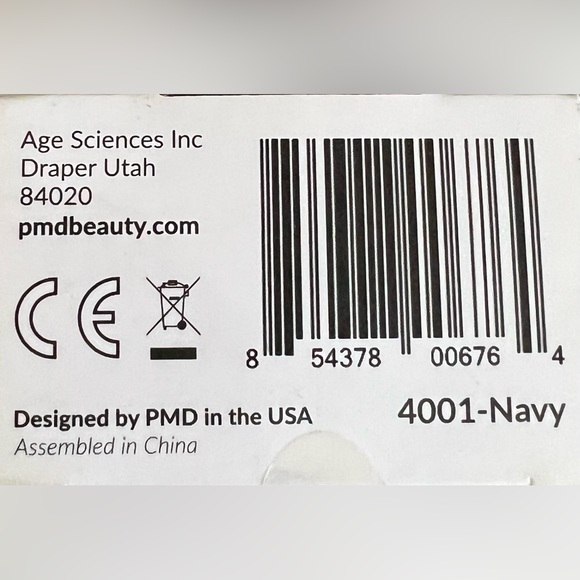 LIKE NEW PMD Clean Smart Facial Cleansing Device in Navy Color 4001 w/ Gold Base - Picture 3 of 3